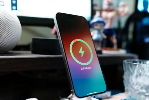 合川苹果15换屏服务分享用什么充电器给iPhone15充电更好 